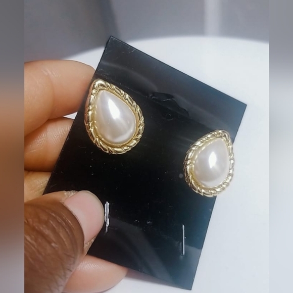 Teardrop Faux Pearl Clip on Earrings. 🌴 - Picture 3 of 5